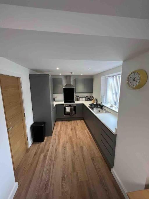 Newly Built 2 Bed Flat In The Heart Of Leek Lägenhet Exteriör bild