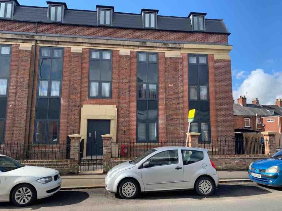 Newly Built 2 Bed Flat In The Heart Of Leek Lägenhet Exteriör bild