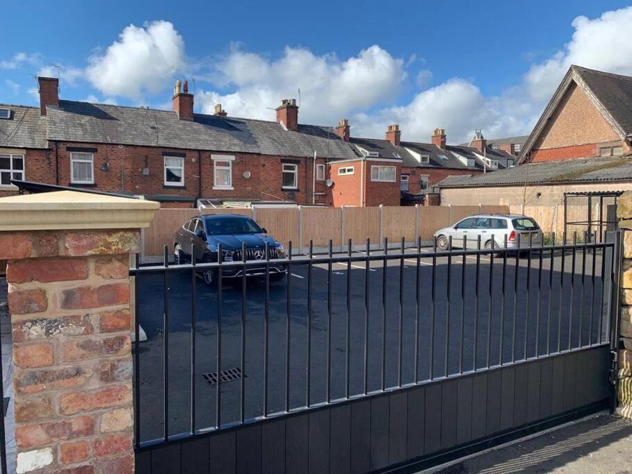 Newly Built 2 Bed Flat In The Heart Of Leek Lägenhet Exteriör bild